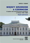 Książka : Między gru... - Marceli Kosman